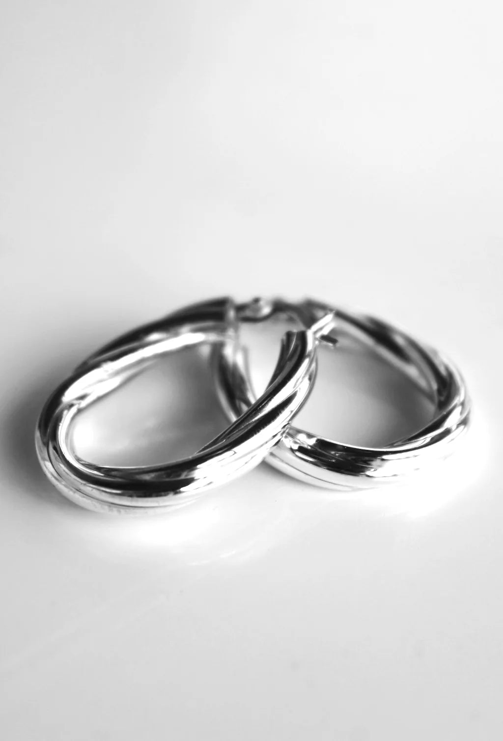SILVER OVAL HOOP 1.5"