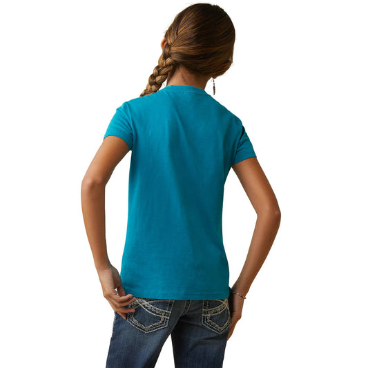 Woman in teal short sleeve t-shirt and blue jeans, back view, braided hair