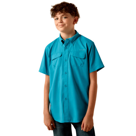 Turquoise shirt.
Spread collar.
Short sleeve